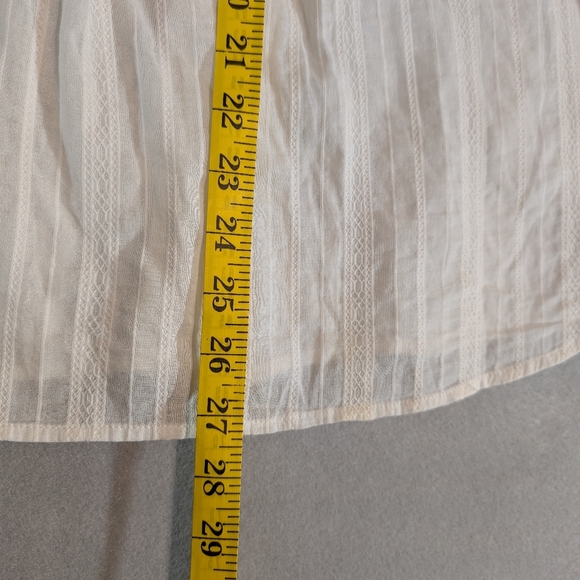 Sleeveless White Button-Up Blouse - Picture 7 of 9